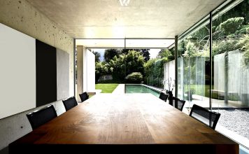 Der Holztisch im Architektenhaus