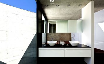 So puristisch modern die Architektur des Hauses ist so ist ebenfalls das Badezimmer gestaltet
