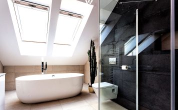 Die freistehende Badewanne zusammen mit der Schieferwand sind absolute Hingucker