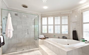 Ein echter Marmor-Traum in weiß mit dieser großen Badewanne für Zwei