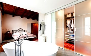 Die Badewanne im Schlafzimmer kann durchaus überzeugen