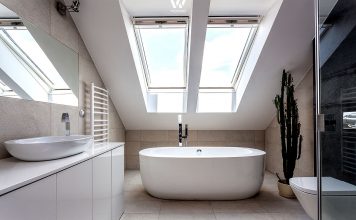 Die Badewanne unter dem Dachfenster lädt auch noch nachts zum Schwärmen ein