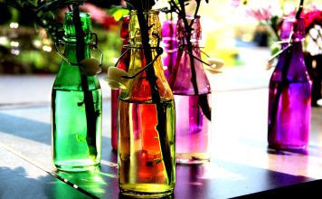 Bunte Glasflaschen erleuchten nicht nur den Raum sondern auch die Laune