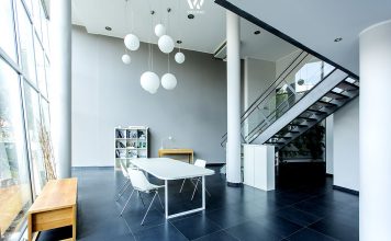 Puristisches offenes Esszimmer für repräsentative Zwecke