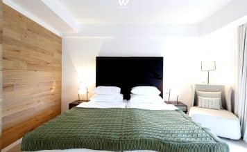 Holz im Schlafzimmer – ob am Boden oder als Wandverkleidung – gibt dem Schlafzimmer Natürlichkeit