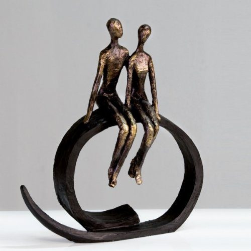 Skulptur-Close-auf-schwarzem-Ring-sitzend-Figur-Liebespaar-0 Skulptur-Close-auf-schwarzem-Ring-sitzend-Figur-Liebespaar-0