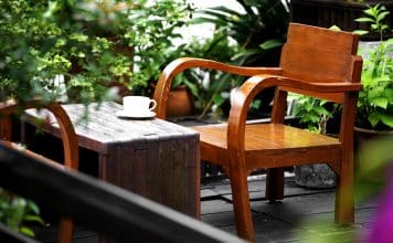 Möbel im Biedermeier Stil im Garten