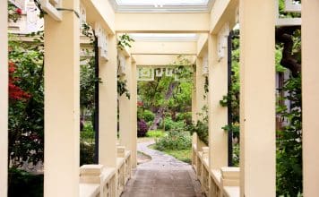 Wie aus vergangenen Zeiten wirkt dieser architektonische Weg in den Garten