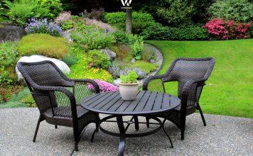 Die dunklen Gartenmöbel wirken sehr edel