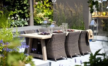 Eine wunderschöne Gartenmöbel-Kombination aus Holztisch und Rattanmöbeln