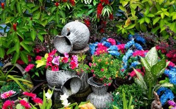 Verschollen im Garten sind diese Töpfe aus altem Metall
