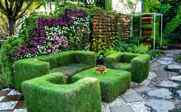Verdrehte Welt im Garten – hier ist das Gras auf den Gartenmöbeln