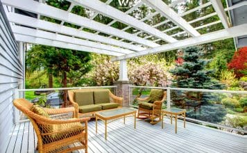 Zu einer weißen Veranda passen praktisch alle Farben an Gartenmöbeln