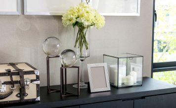 Kleine Deko-Objekte laden Besucher zum Erkunden ein