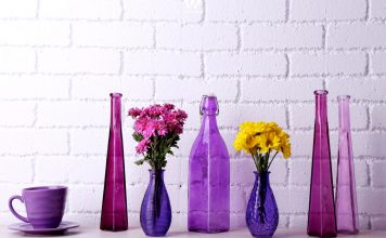 Violette Vasen in verschiedensten Farb-Nuancen