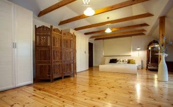 Der Raumtrenner in Kombination mit dem modernen Bett ist total schön