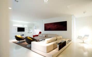 Ausgezeichnete Farb-Komposition aus Rot, Gelb, Beige und Braun in diesem Wohnzimmer
