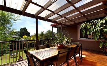 Gemütliche Terrasse mit einem herrlichen Blick in den Garten