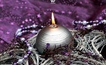 Lila und silber als auffällige Dekoidee zu Weihnachten