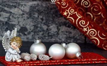 Modernes Weihnachts-Set mit dem kleinen glücklichen Engel