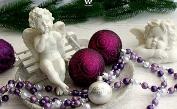 Die Weihnachtsengel vergnügen sich mit den Weihnachtskugeln