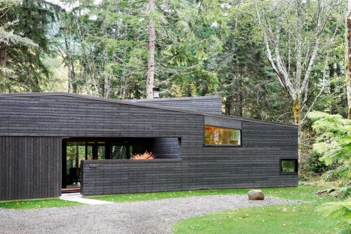 001-courtyard-house-robert-hutchison-architecture-1050x700