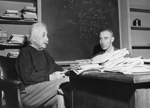 Albert Einstein & Robert Oppenheimer Leinwandbild Albert Einstein & Robert Oppenheimer Leinwandbild