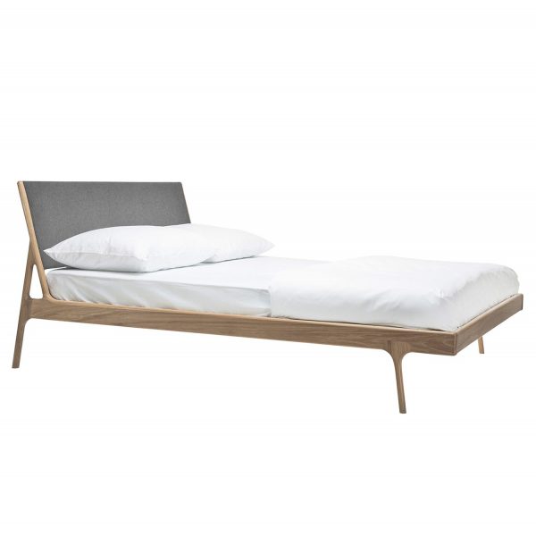 Bett Fawn I - Eiche massiv - 180 x 200cm - Eiche Hell - Stoff Gaia Grau Bett Fawn I - Eiche massiv - 180 x 200cm - Eiche Hell - Stoff Gaia Grau