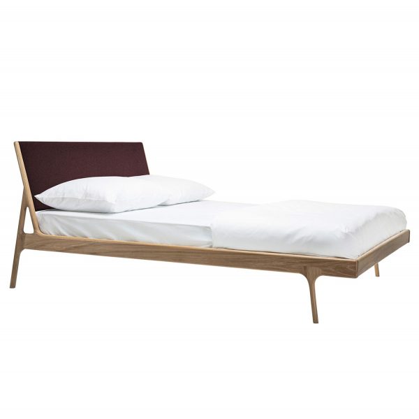 Bett Fawn I - Eiche massiv - 180 x 200cm - Eiche Hell - Stoff Muya Aubergine Bett Fawn I - Eiche massiv - 180 x 200cm - Eiche Hell - Stoff Muya Aubergine