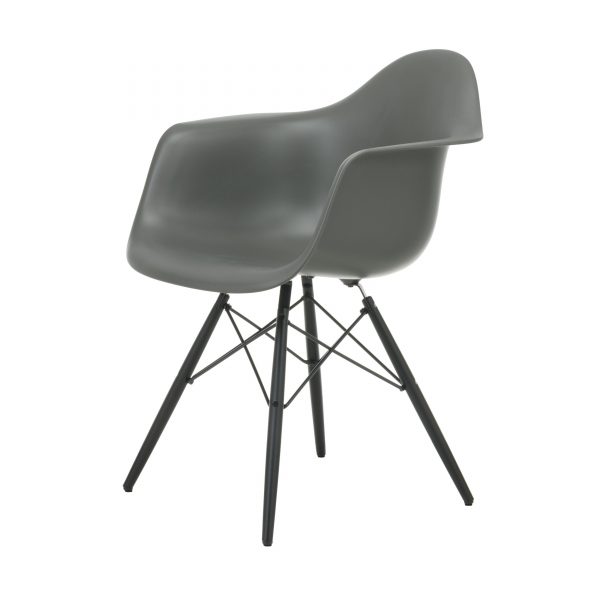 Eames Plastic Armchair Stuhl DAW mit Filzgleitern basalt-Ahorn lackiert neue Maße Eames Plastic Armchair Stuhl DAW mit Filzgleitern basalt-Ahorn lackiert neue Maße