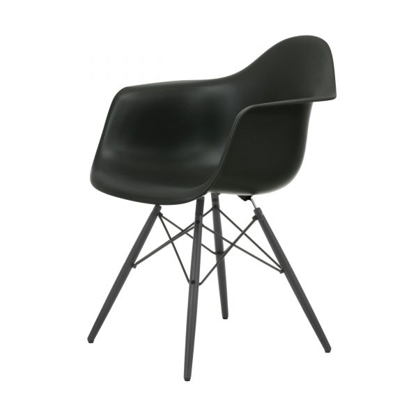Eames Plastic Armchair Stuhl DAW mit Filzgleitern basic dark-Ahorn lackiert Eames Plastic Armchair Stuhl DAW mit Filzgleitern basic dark-Ahorn lackiert