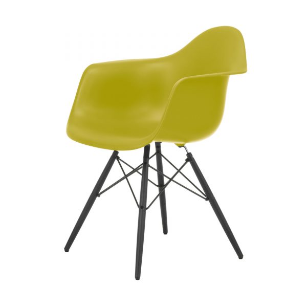 Eames Plastic Armchair Stuhl DAW mit Filzgleitern senf-Ahorn lackiert Eames Plastic Armchair Stuhl DAW mit Filzgleitern senf-Ahorn lackiert