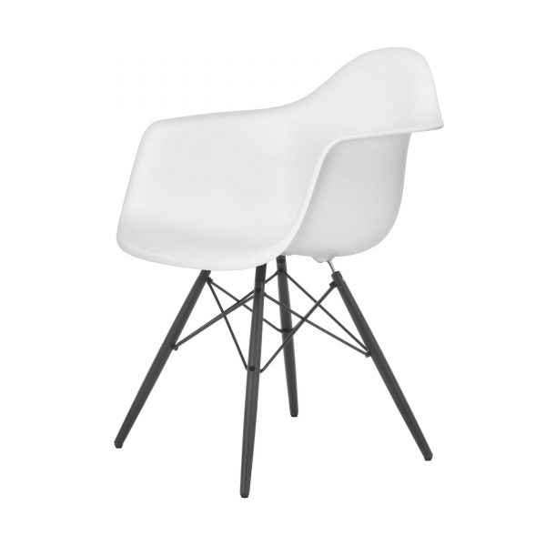 Eames Plastic Armchair Stuhl DAW mit Filzgleitern weiss-Ahorn lackiert Eames Plastic Armchair Stuhl DAW mit Filzgleitern weiss-Ahorn lackiert