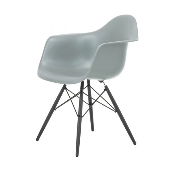 Eames Plastic Armchair Stuhl DAW mit Kunststoffgleitern eisgrau-Ahorn lackiert Eames Plastic Armchair Stuhl DAW mit Kunststoffgleitern eisgrau-Ahorn lackiert