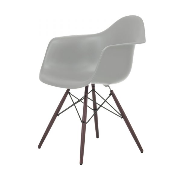 Eames Plastic Armchair Stuhl DAW mit Kunststoffgleitern mauve grau-Ahorn gebeizt Eames Plastic Armchair Stuhl DAW mit Kunststoffgleitern mauve grau-Ahorn gebeizt