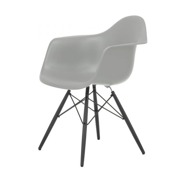 Eames Plastic Armchair Stuhl DAW mit Kunststoffgleitern mauve grau-Ahorn lackiert Eames Plastic Armchair Stuhl DAW mit Kunststoffgleitern mauve grau-Ahorn lackiert