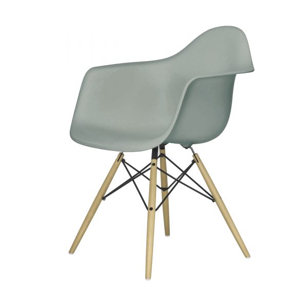 Eames Plastic Armchair Stuhl DAW mit Kunststoffgleitern moosgrau-Ahorn Eames Plastic Armchair Stuhl DAW mit Kunststoffgleitern moosgrau-Ahorn