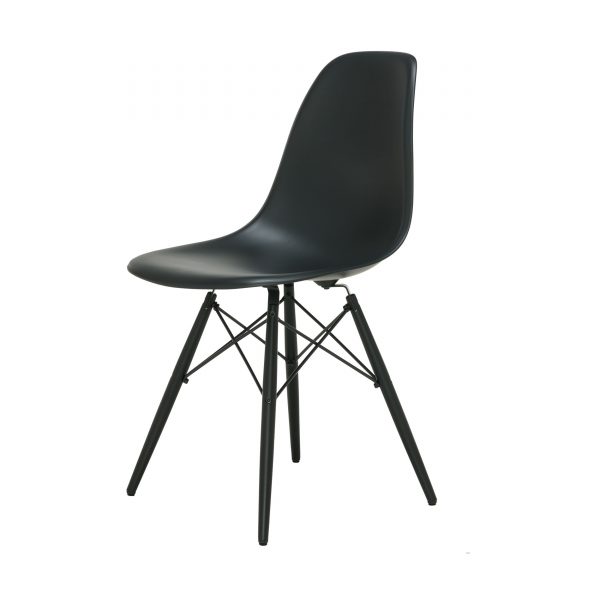 Eames Plastic Side Chair Stuhl DSW mit Filzgleitern neue Maße basic dark-Ahorn lackiert Eames Plastic Side Chair Stuhl DSW mit Filzgleitern neue Maße basic dark-Ahorn lackiert