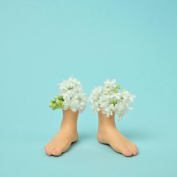 Feet Vase Lilacs Leinwandbild Feet Vase Lilacs Leinwandbild