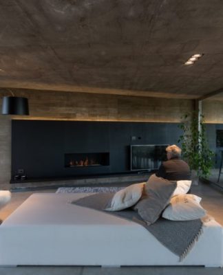 A House in Which Concrete and Glass are The Protagonists