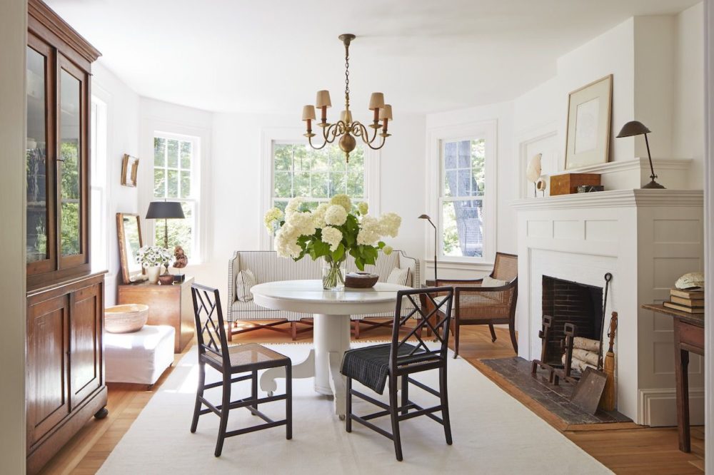 a-classic-connecticut-cottage-in-white-and-wood-round-dining-room-house-tour-on-coco-kelley-1000x666