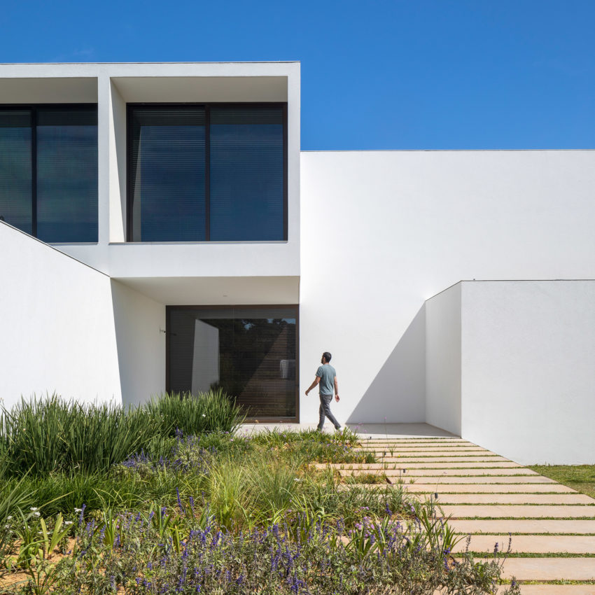 House-of-Courtyards-front-foor-and-walkway-850x850