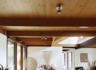 In Australia, Two Families Live Surrounded by the Bush