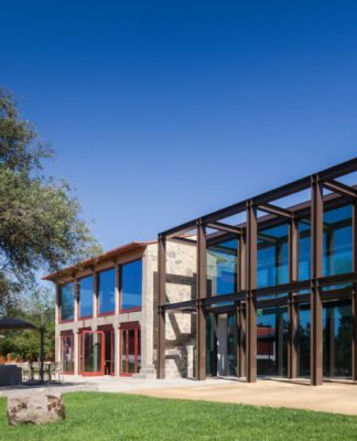 Torre de Gomariz, a “wine spa hotel” conceptualized by Paulo Braga + Cristina Amaral, offers simple luxury in Portuguese vineyard