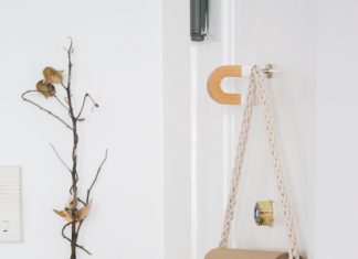 make your own: kraft paper roll holder.