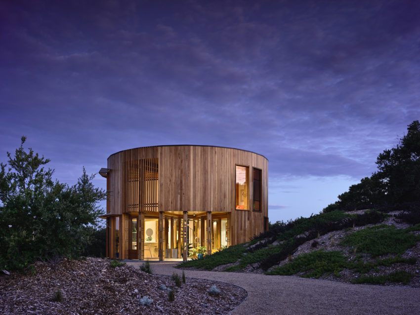 St.-Andrews-Beach-House-exterior-view-at-night-850x638