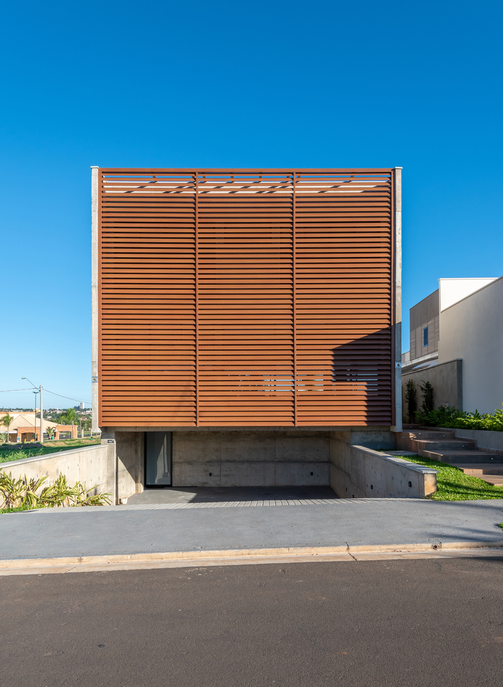 Box-House-driveway-and-slat-facade