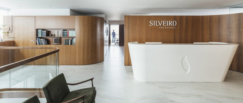Silveiro-Lawyers-Office-by-EstuCC81dio-BG-LVPN-Arquitetura-reception-desk-850x362