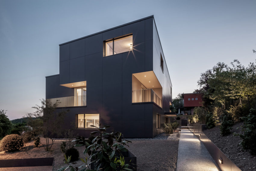 Multi-Unit-House-Riedholz-by-Tormen-Architekten-AG-balcony-850x567