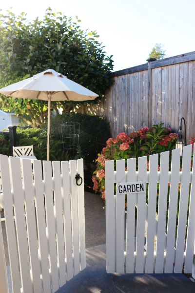The-Inspired-Room-Fall-Garden-Hydrangeas-Curved-Black-and-White-Double-Gate-1-400x600
